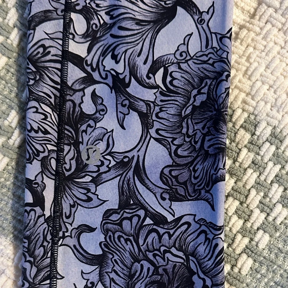 Women’s lululemon floral leggings
